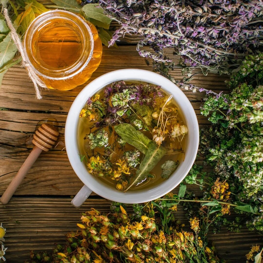 чай с травами. иван чай копорский чай. полезные травы для печени концентрат на основе растительного сырья. продукция пчела и человек. полевые цветы клевер.