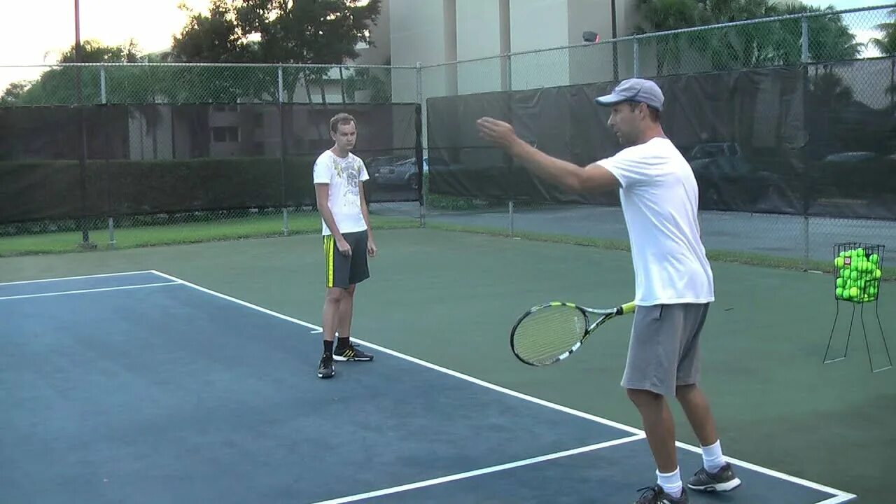 Теннис уроки для начинающих. Игра в теннис со стенкой. Бока Ратон теннисный корты. Игра в большой теннис видео. Как научиться в теннис.