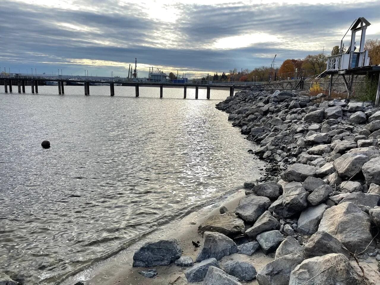 Куйбышевское водохранилище Ульяновск. Дамба Куйбышевского водохранилища. Платина Куйбышевское водохранилище. Берегоукрепление Куйбышевского водохранилища.