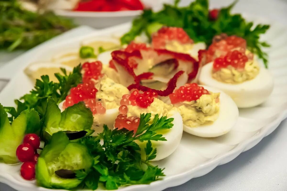 яйца украшенные икрой. фаршированные яйца с красной икрой. икра с желтком. яички с красной икрой. яйца фаршир икрой.