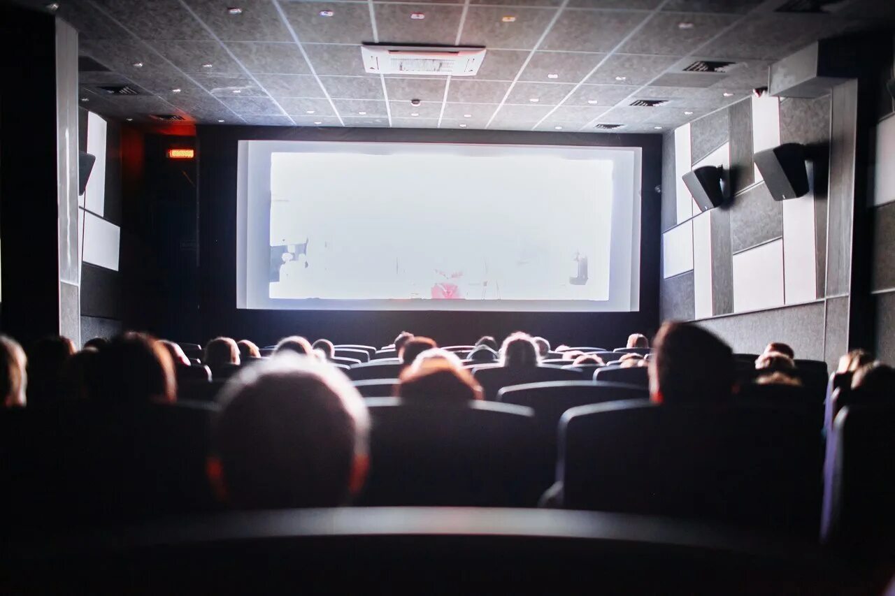 Джозеф купер интерстеллар. Лондонский кинотеатр имакс. Cinema science. Кино 2022 +18. Современный кинотеатр.