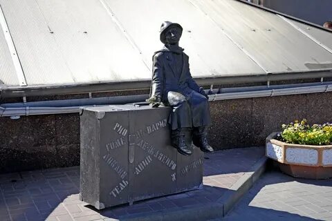 Сидящий и стоящий памятник