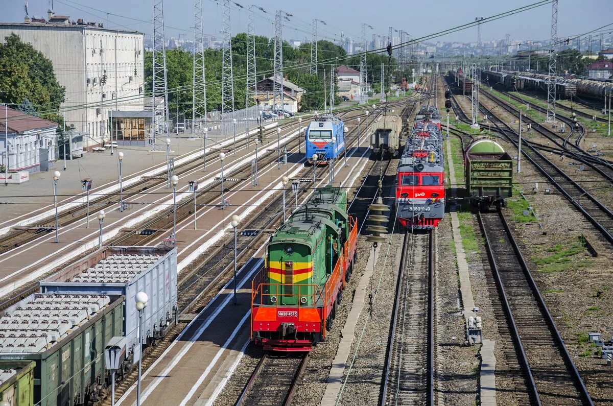 Жд батайск телефон. Станция Батайск. Железнодорожная станция Батайск. Чмэ3 Батайск. Чмэ3 и вл80.