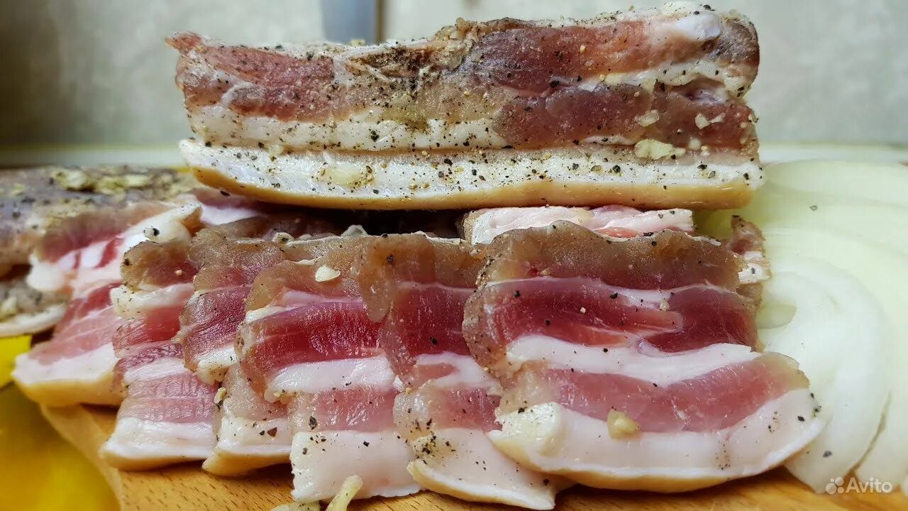 Грудинка свиная соленая. Свиная грудинка с чесноком. Сало грудинка. Свиная грудинка с чесноком. Сало на белом фоне.