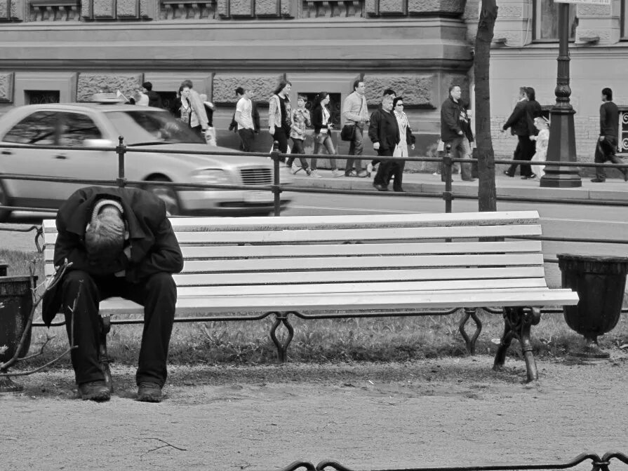 Одиночество среди толпы. Одиночество среди людей. Одинокий среди людей фото. Быть одиноким среди людей