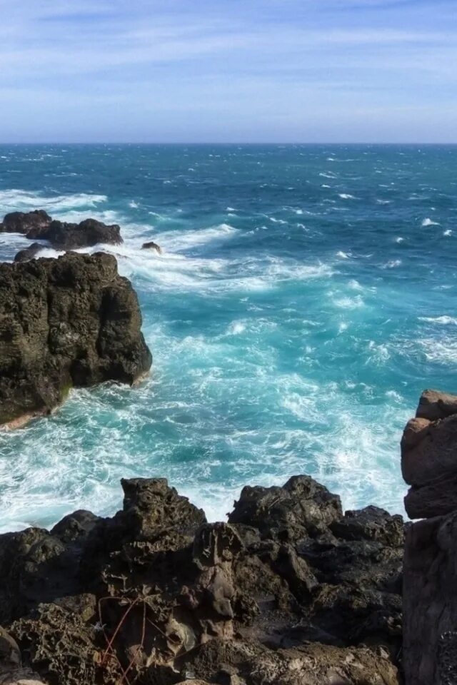 Океан рядом. Море скалы. Море со скалами. Пляж со скалами. Море скалы побережье.