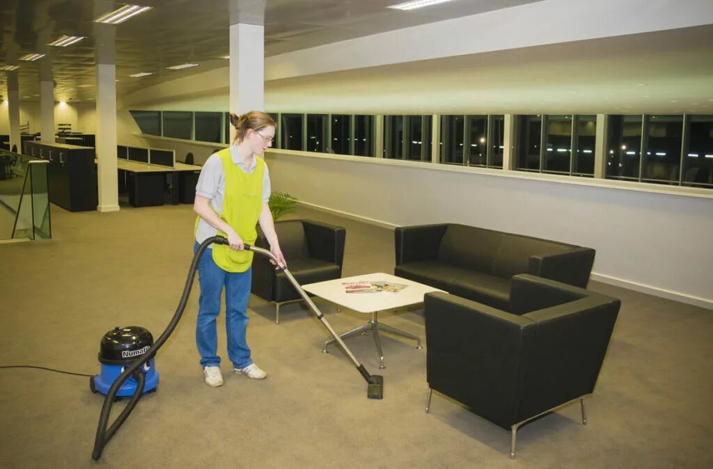 Поддержание чистоты в магазине. Уборка общественных мест. Уборка общественных мест. Фото уборщиков аэропорта. Уборочная туалет.
