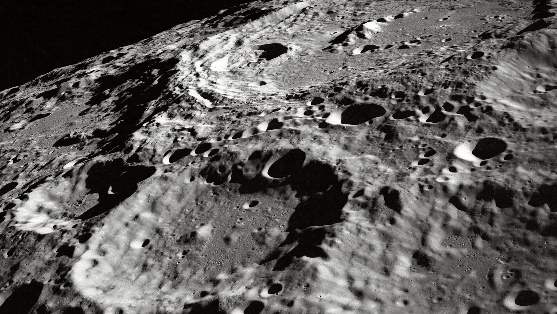 Кратеры на Луне. Кратер Эйткен. Луна кратер Аристид. Стоя на поверхности луны