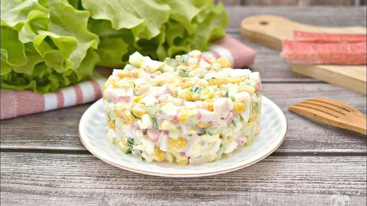 Крабовый салат с рисом с фото. Салат с крабовыми палочками без риса. крабовый салат классический без риса. крабовый салат рецепт без риса. крабовый салат состав без риса.