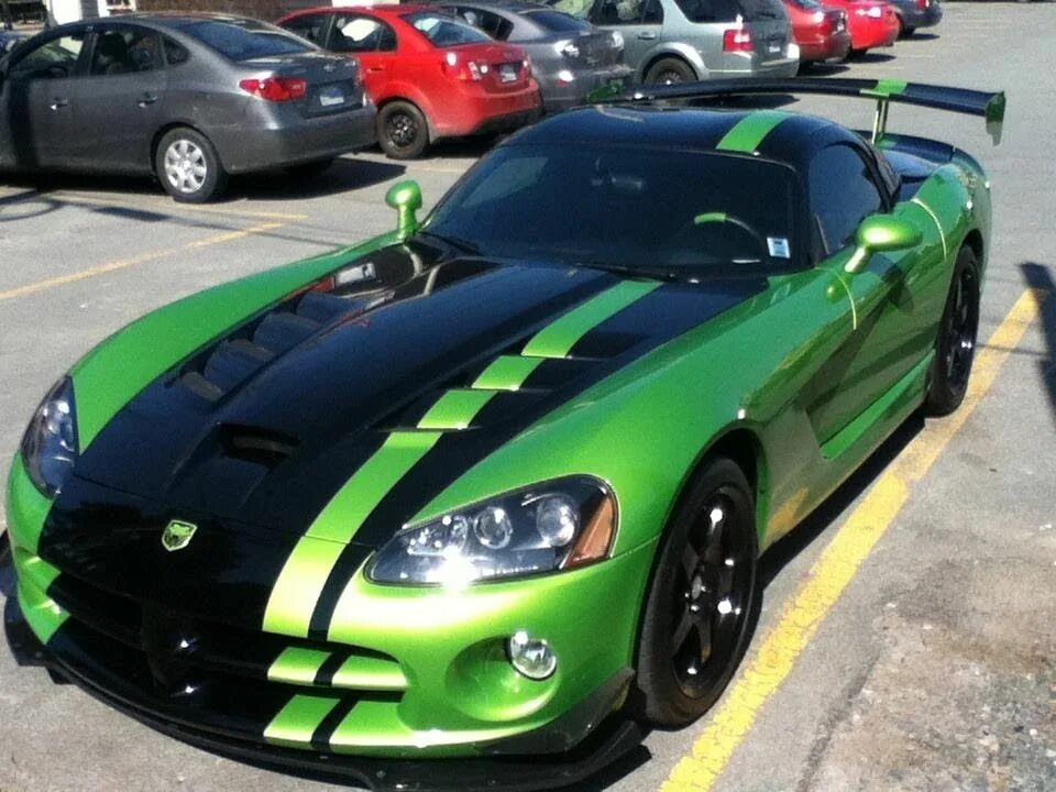 Viper green. Додж Вайпер зеленый. Додж Вайпер srt 10 ACR. Dodge Viper зеленый. Dodge Viper srt ACR 2009 зеленая.