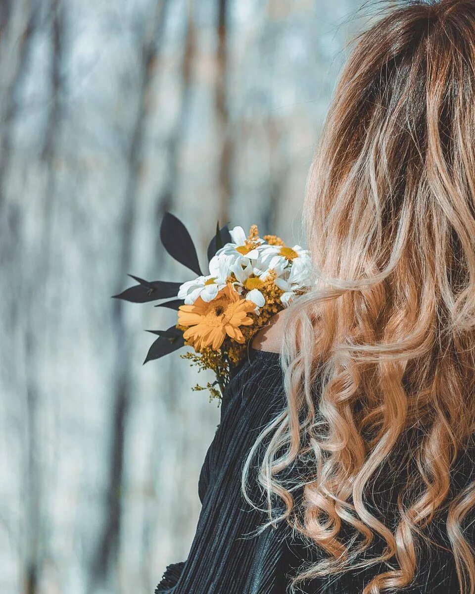 букет "девушке". женщина с цветами без лица. брюнетка с розами со спины. девушка со спиной букет. девушка с пионом.