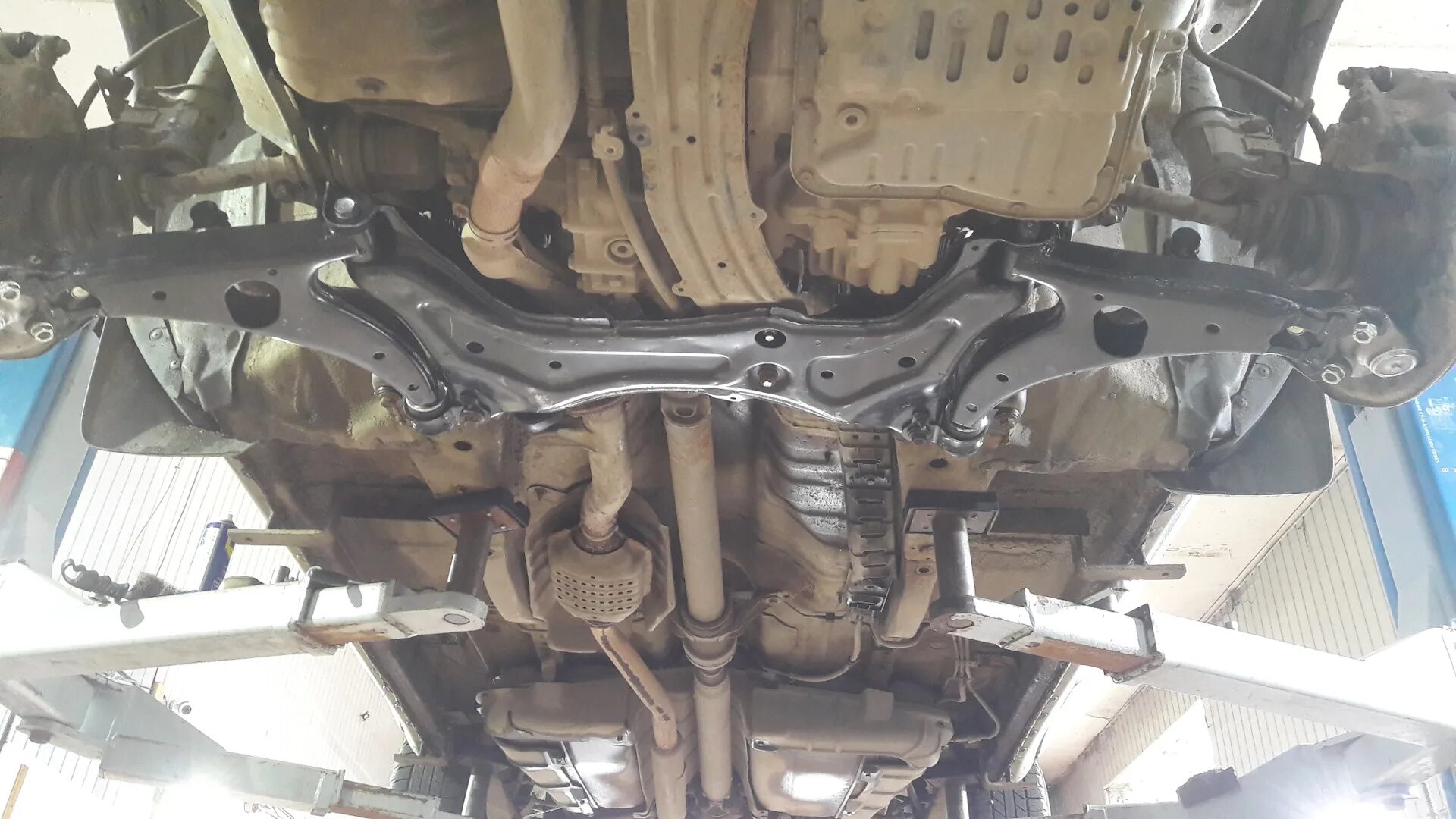 Bmw f10 днище. Маленькая 10 снизу. Подвеска снизу лансер 10. Nissan tiida снизу. Днище bmw e46 m3.