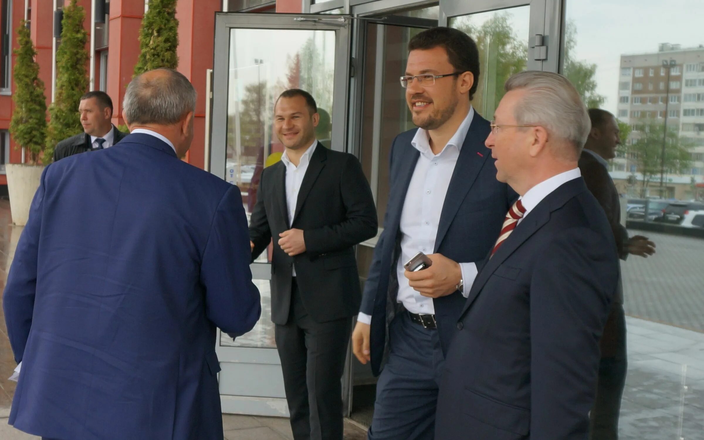 Удс групп ижевск интерьер. Офис удс групп ижевск. Удс лого. Удс групп ижевск. Бц парус плаза ижевск офис удс нефть.