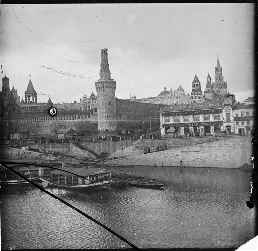 Москва после революции. Московский Кремль после 1917 года. Моковский Кремль до 1917 года. Московский Кремль после артиллерийского обстрела 1917 года. Беклемишевская башня Кремля 1917.