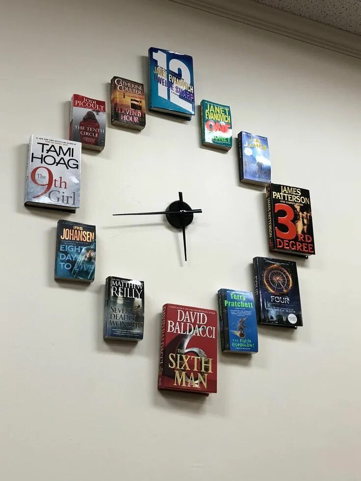 Часы в библиотеке. Часы из книг в библиотеке. Инсталляция часы. Инсталляция библиотечные часы. Часы в библиотеке на стене.