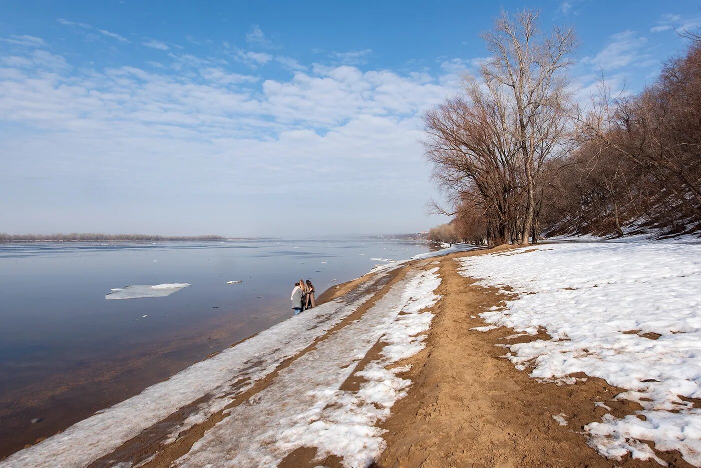 Обстановка на волге. Волга весной Самара. Река Волга весной.
