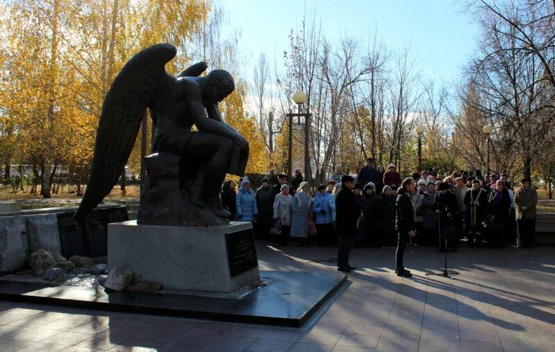 Памятник скорбящий ангел в тольятти. Тольятти скорбит. Тольятти скорбит. Скорбящий ангел тольятти. Памятник ангелу тольятти.