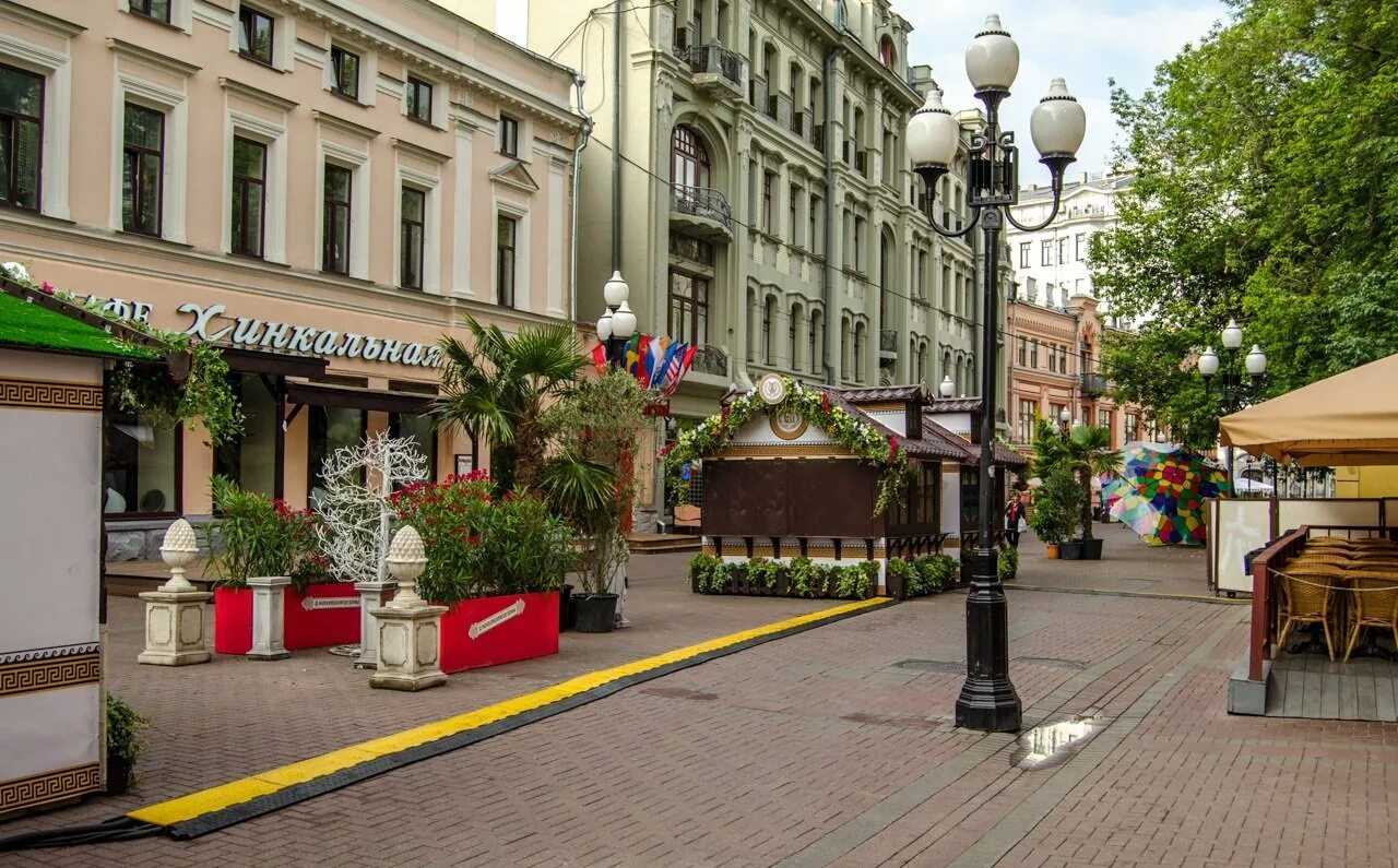 Улица старый Арбат. Улица Арбат (старый Арбат). Пешеходная улица в Москве Арбат. Старый Арбат пешеходная улица.