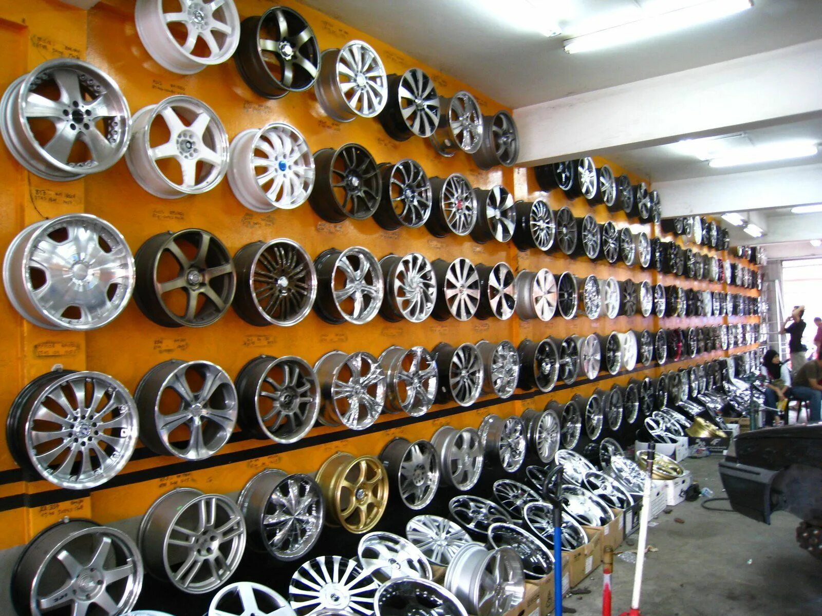 Интернет магазин калес. Tire shop шины. колесные диски шоурум. магазин колеса тут. шина тут.