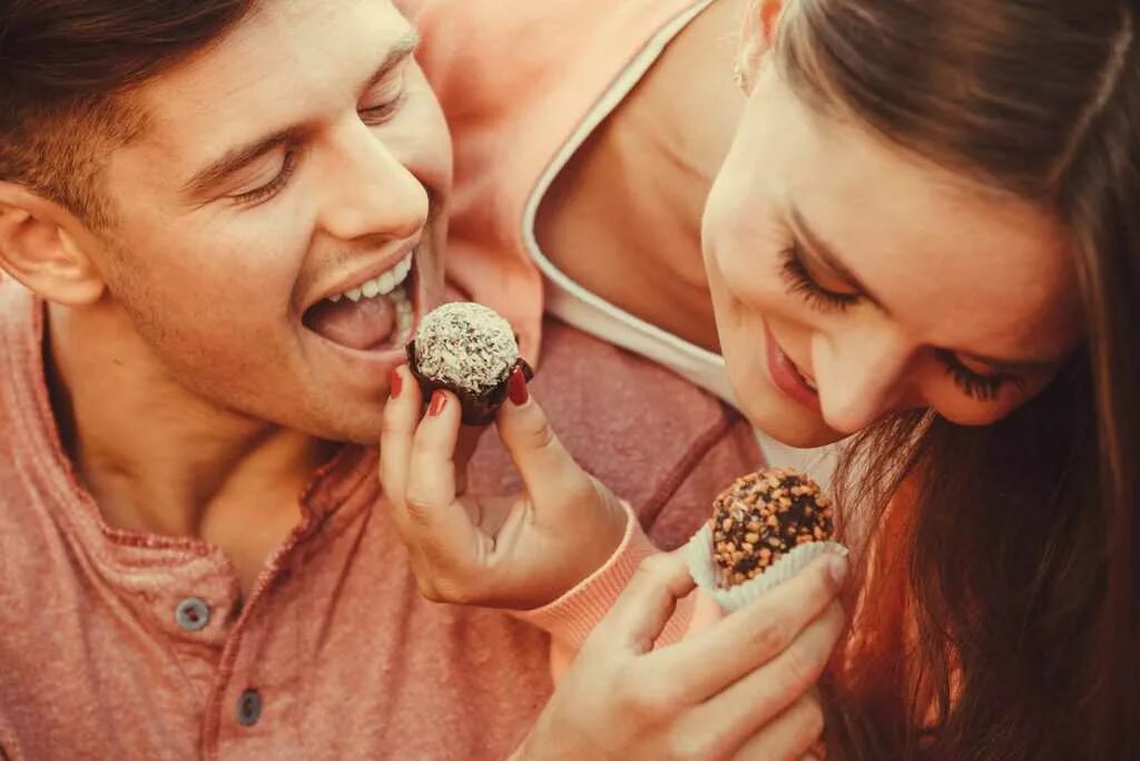 Идолмастер минако. Вкусный человек. Бабушка закармливает. Довольно людей кормили сластями. Мужчина есть сладости.