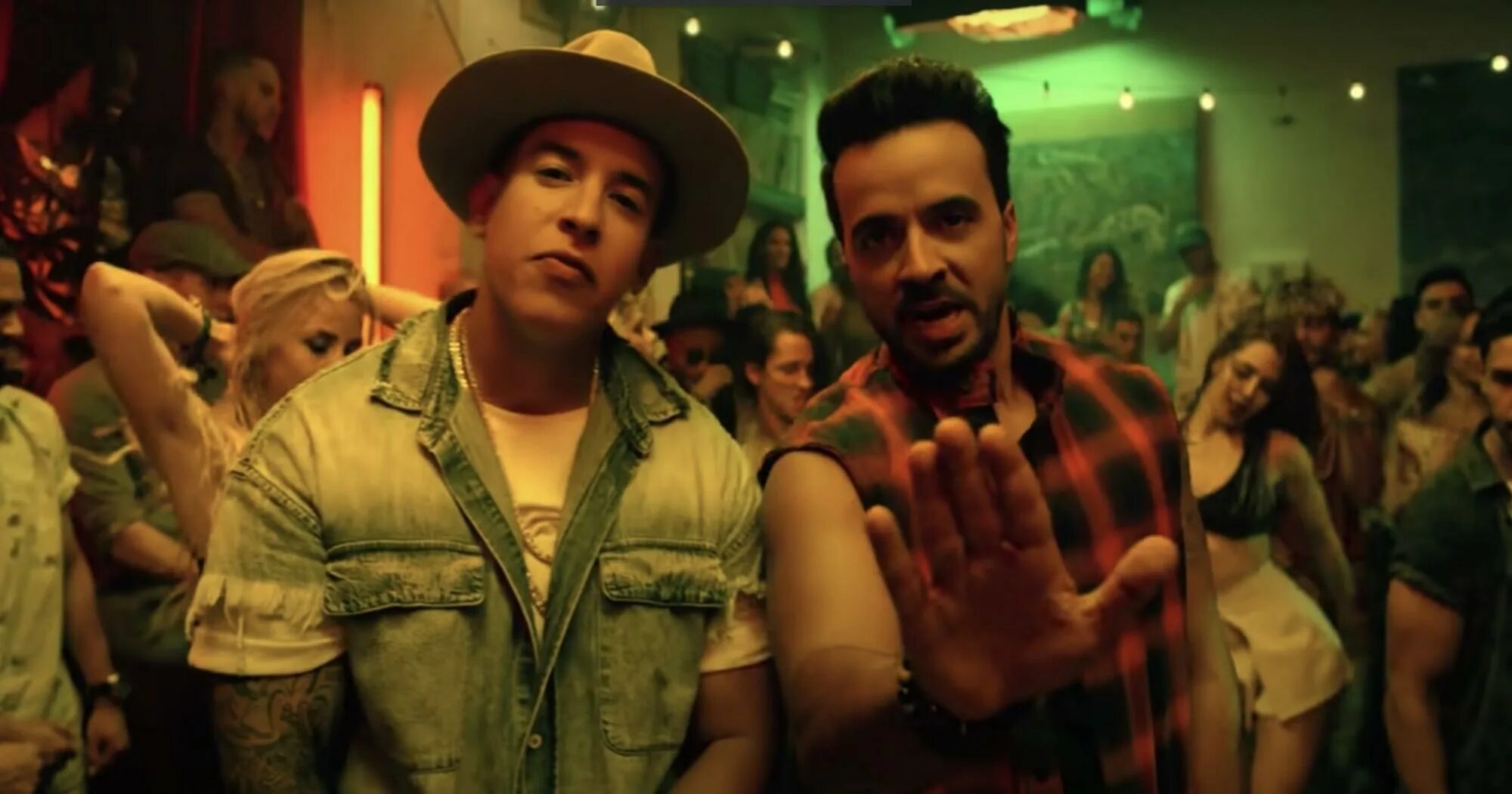 Песня despacito yankee. Деспасито гифка. despacito луис фонси клип. луис фонси деспосито клип. louis despacito producer.