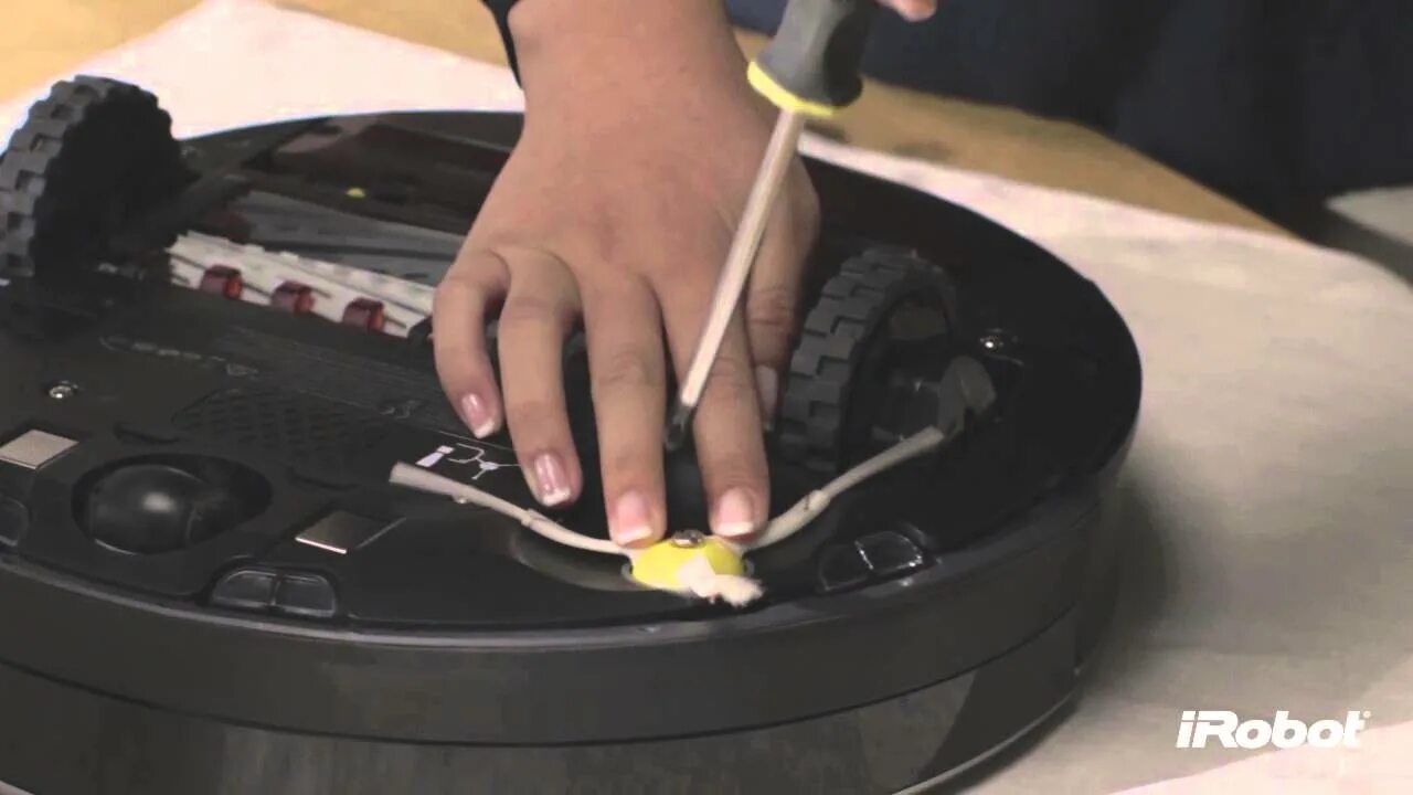 Ошибка боковой щетки робота. Боковая щетка для irobot roomba. отвинчивается боковая щетка на робот пылесос. модуль вращающейся щетки roomba. насос робота пылесоса.