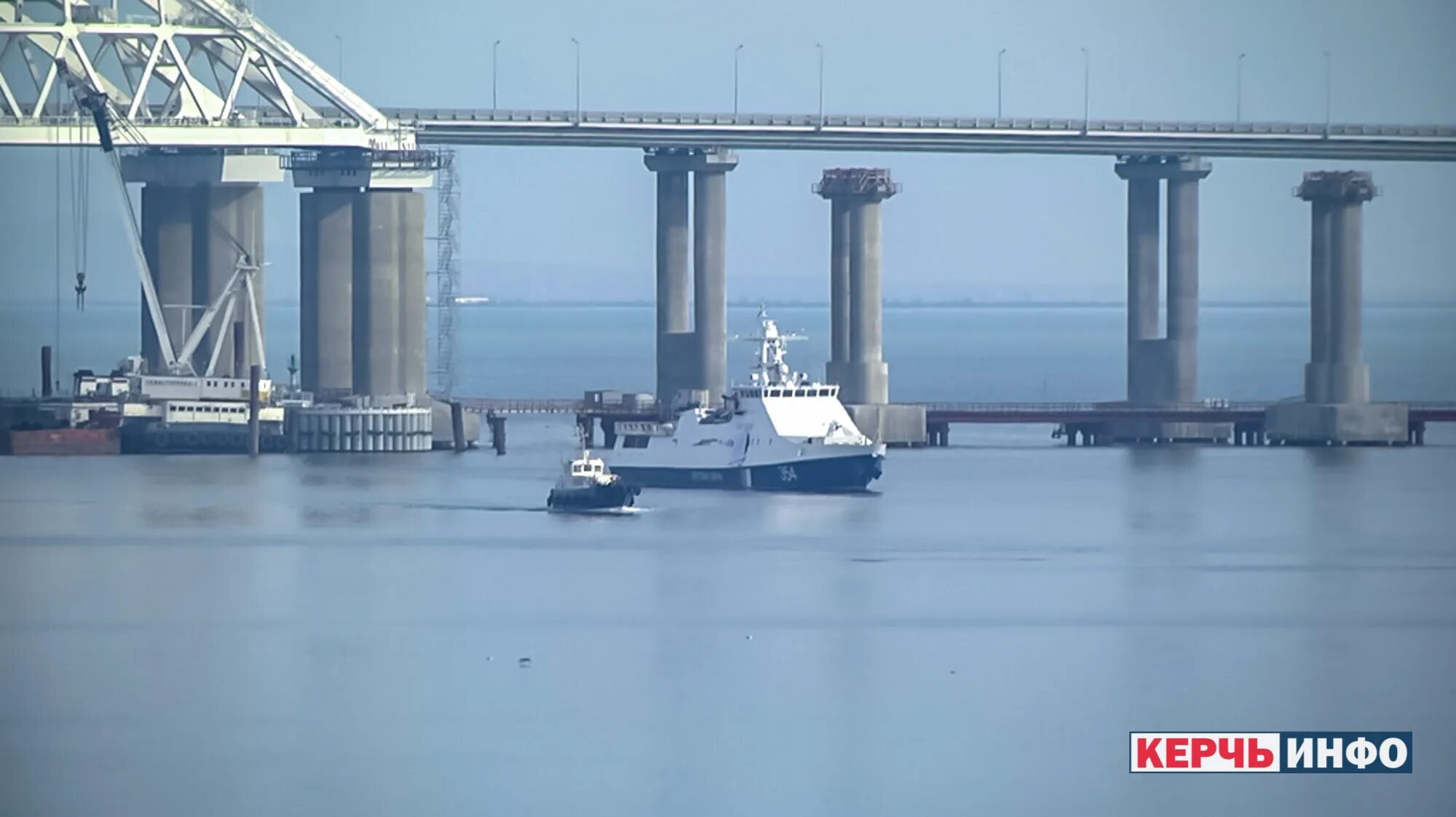 Керченский пролив военные. Азовское море Керченский пролив. Судно Керченский пролив. Судоходство в Керченском проливе. Корабли в Керченском проливе.