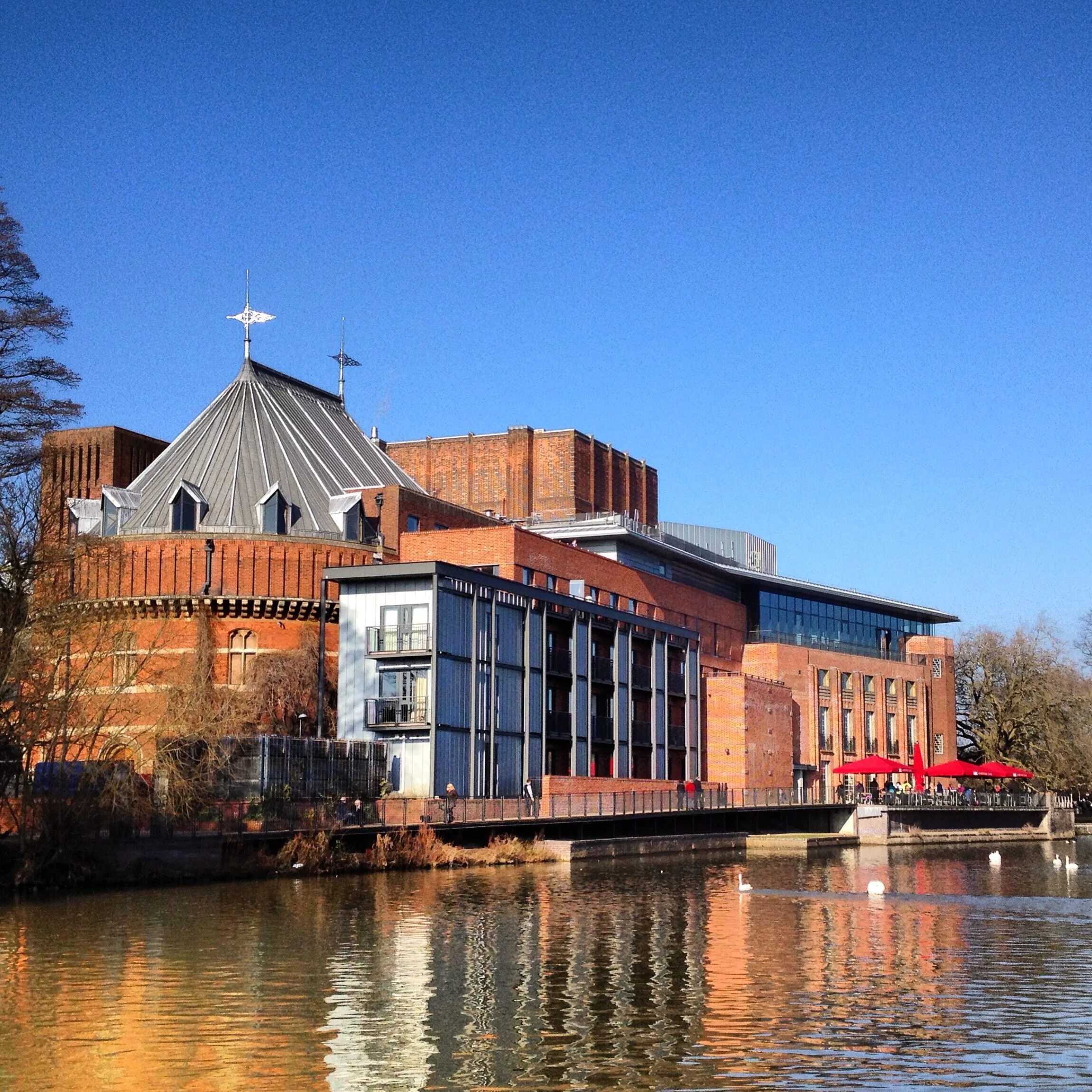 Stratford upon avon shakespeare. Royal Shakespeare Company, Stratford-upon-Avon. Шекспировский театр в Стратфорд-он-эйвон. Королевский шекспировский театр. Королевский шекспировский театр в Великобритании.