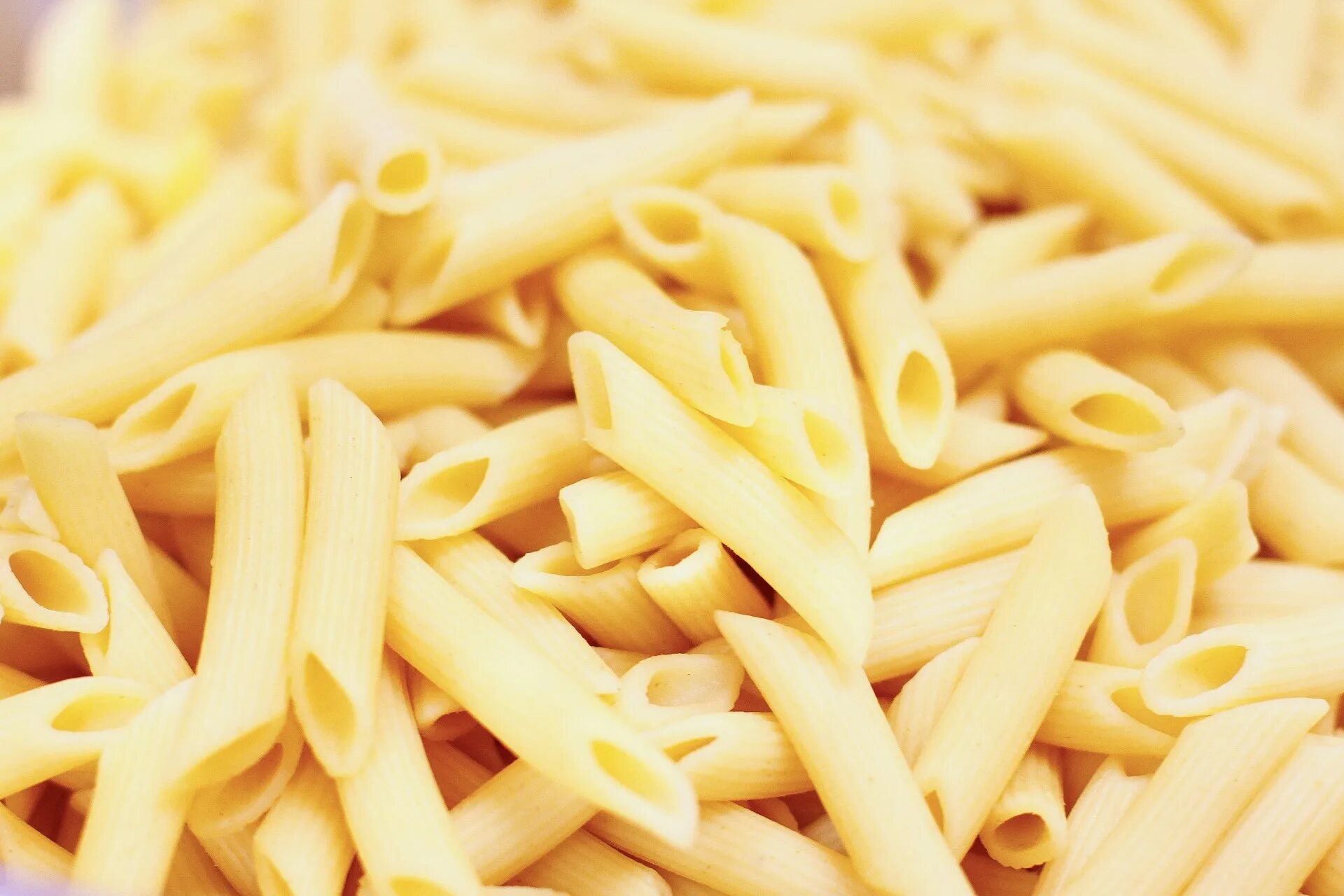 Макароны даешь. Макароны. макароны вареные. penne макароны. огромные макароны.