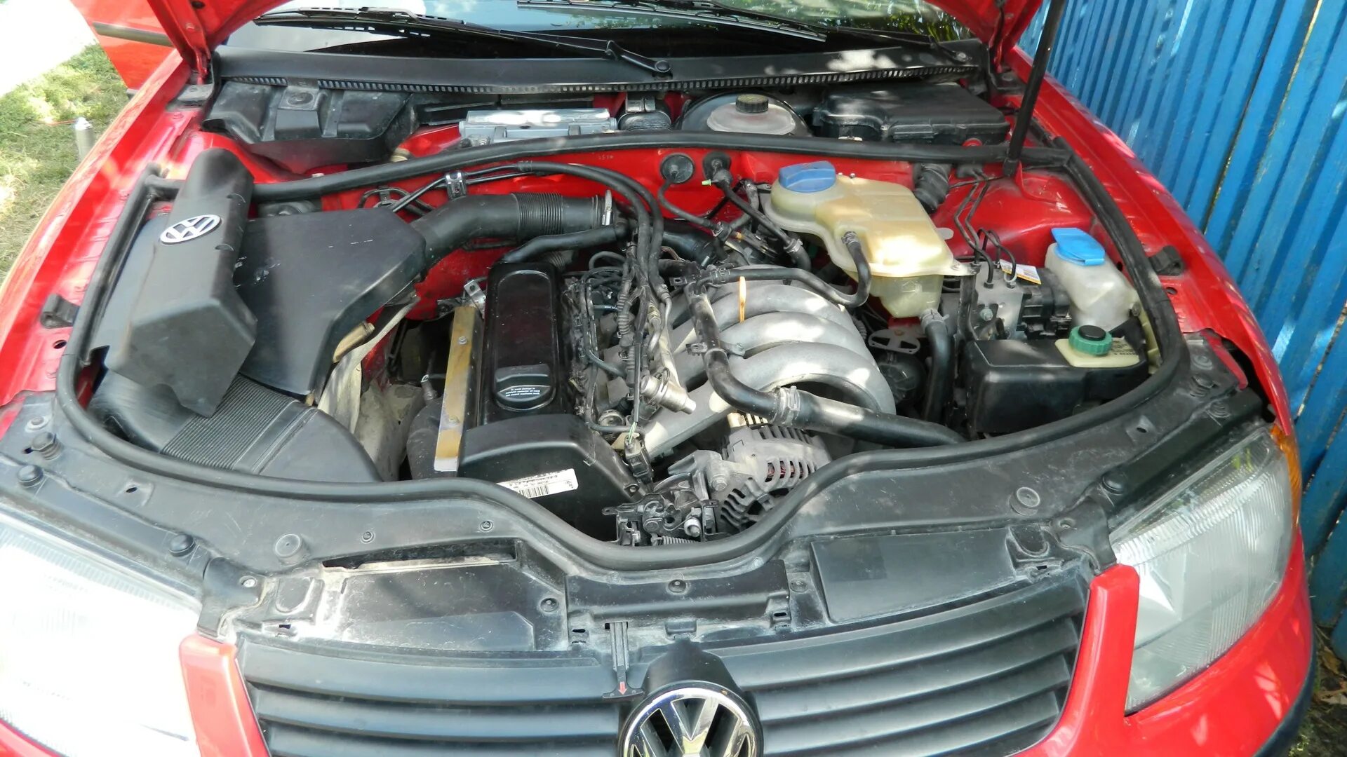 Двигатель пассат в5. VW Passat b5 мотор. Фольксваген Пассат б5 под капотом. Passat b5 1.6 двигатель. Passat b5 1.6 AHL.