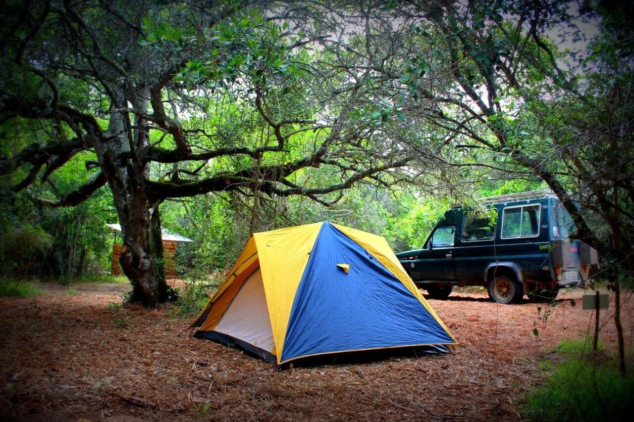 Camping php. Чабан Кале кемпинг. Автокемпинг Чабан Кале. Автокемпинг Робинзон Крузо. Пейзаж с палаткой.