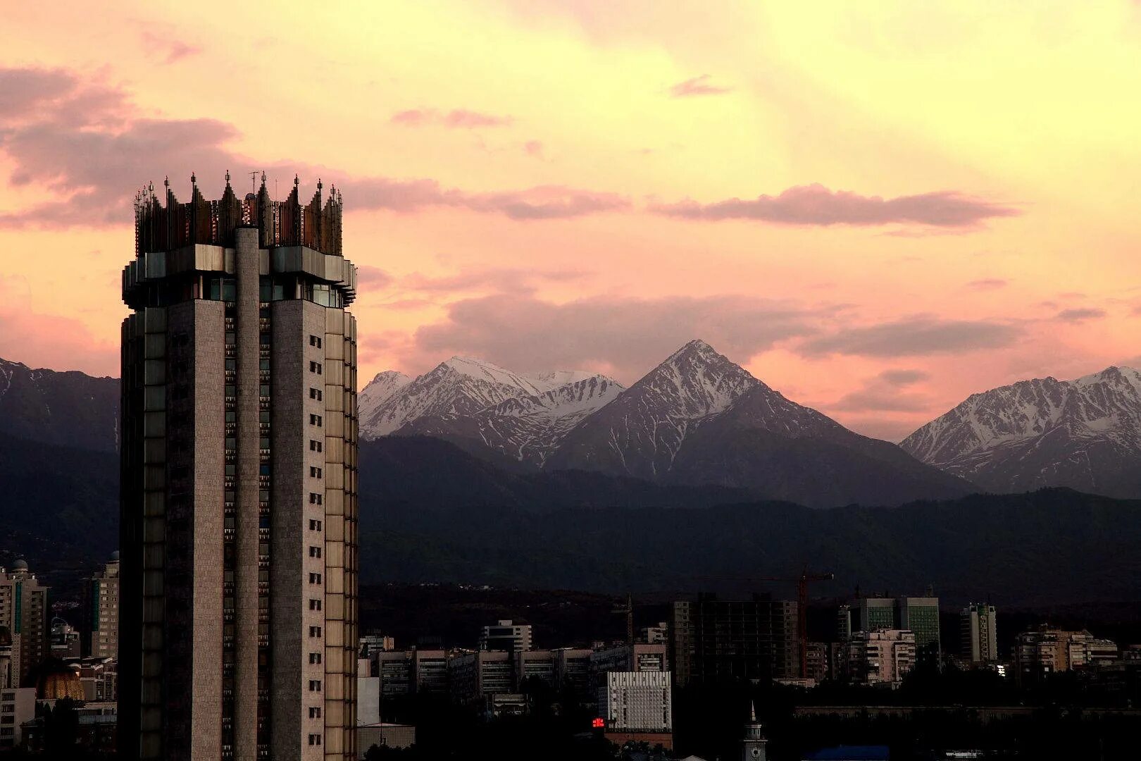 Almaty city. Город Алма-Ата Казахстан. Алма-Ата гостиница Казахстан. Алма Ата горы. Алма Ата город в горах.