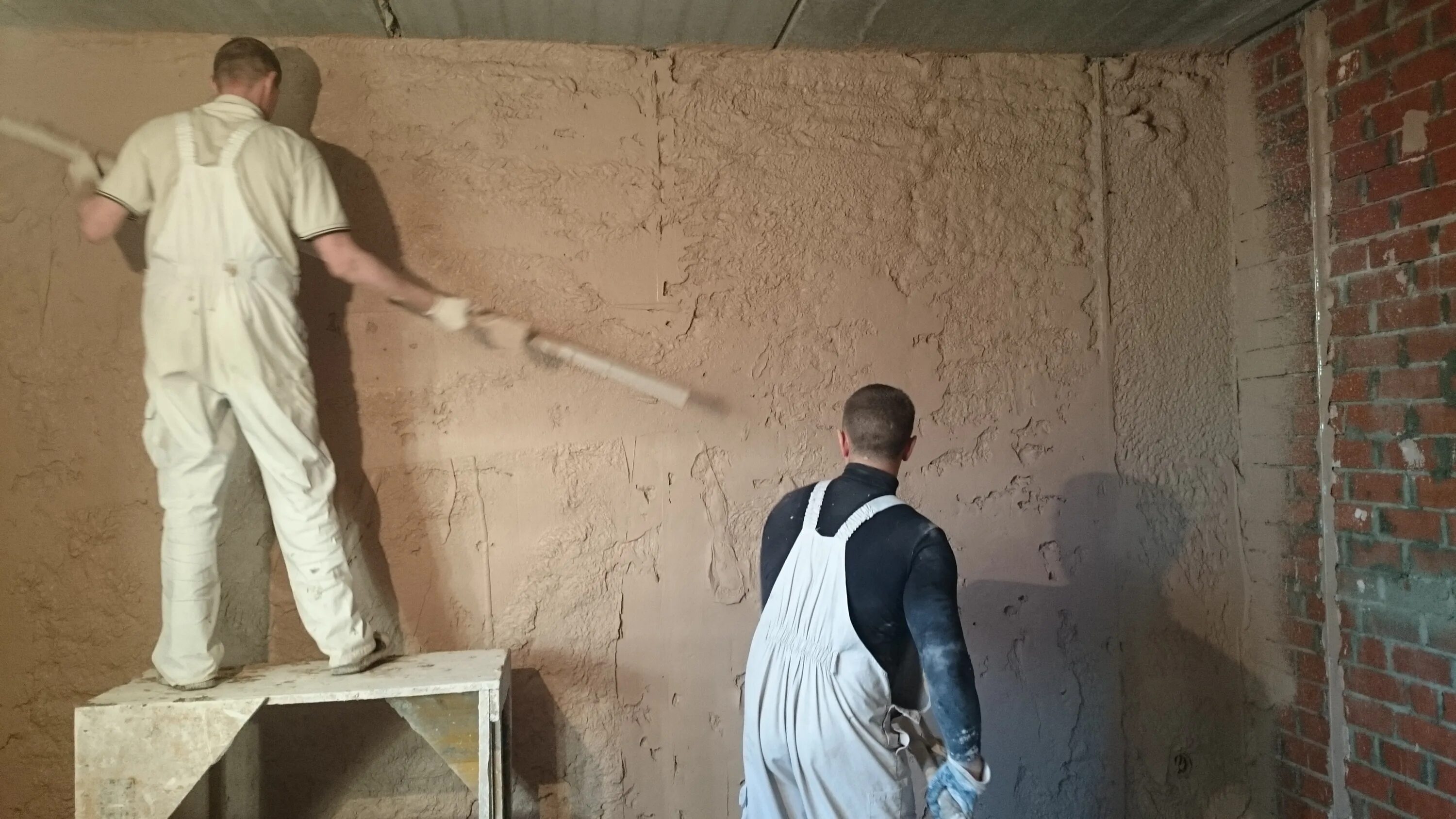 механизированное нанесение штукатурки. машинная штукатурка. механизированная штукатурка потолка. штукатурка стен иваново. машинная штукатурка.