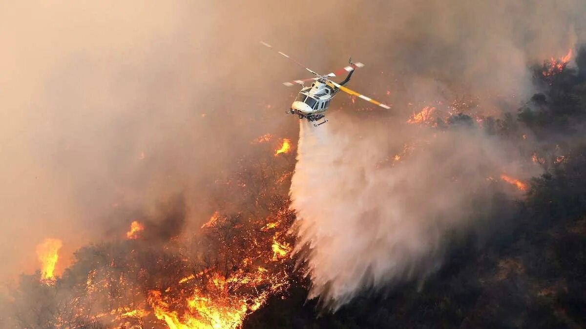 Тушение пожара с воздуха. Огнетушащие вещества. Огнетушитель в действии. Пенообразователь для тушения пожаров. Тушение пожаров воздухом.