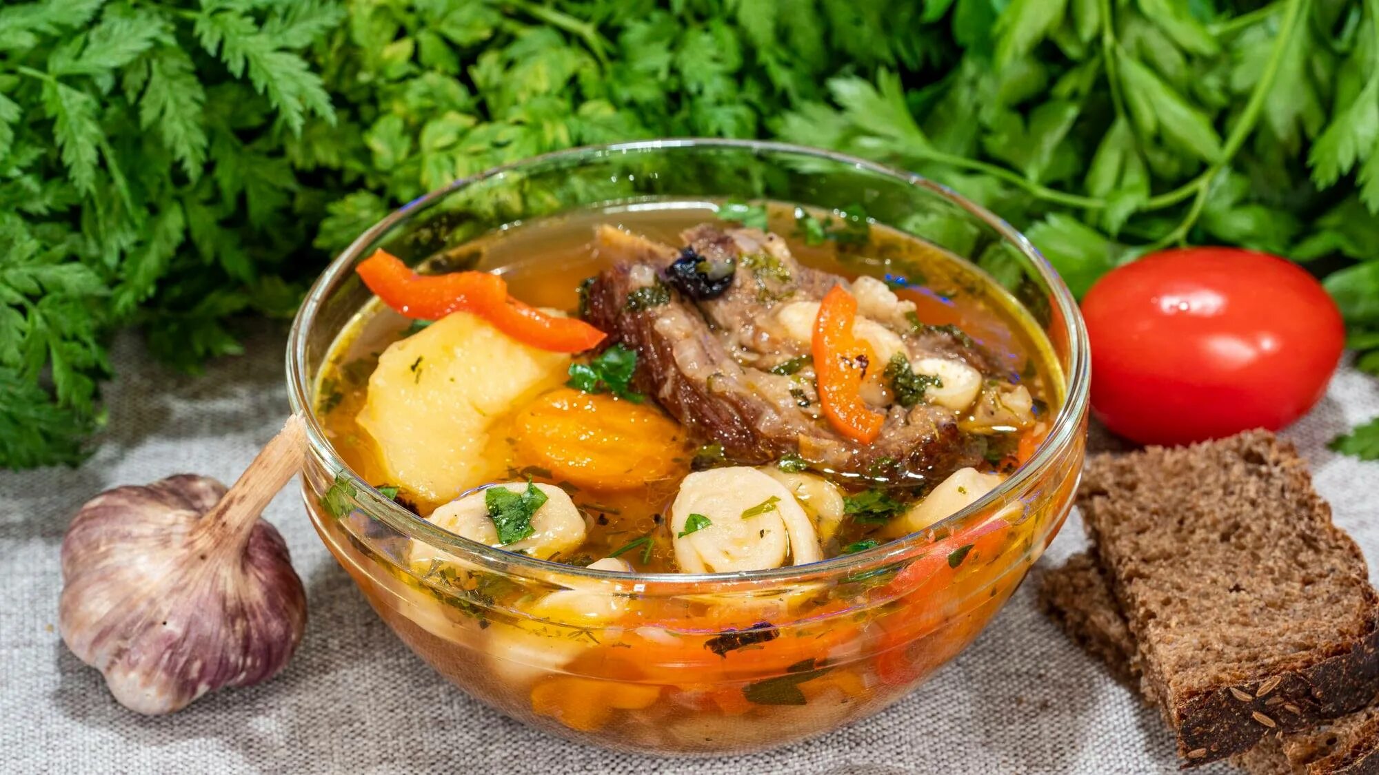 Мясной суп. Суп из говядины с овощами. суп с говядиной и овощами. мясной суп из говядины. похлебка из говядины.