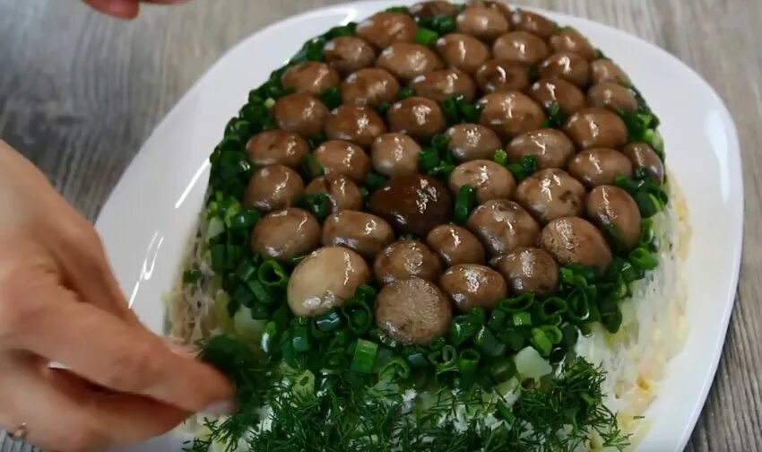 Салат грибная полянка с опятами. Салат лесная полянка с опятами. Грибная поляна с опятами и ветчиной. Лесная поляна салат с опятами и курицей. Салат грибная поляна.