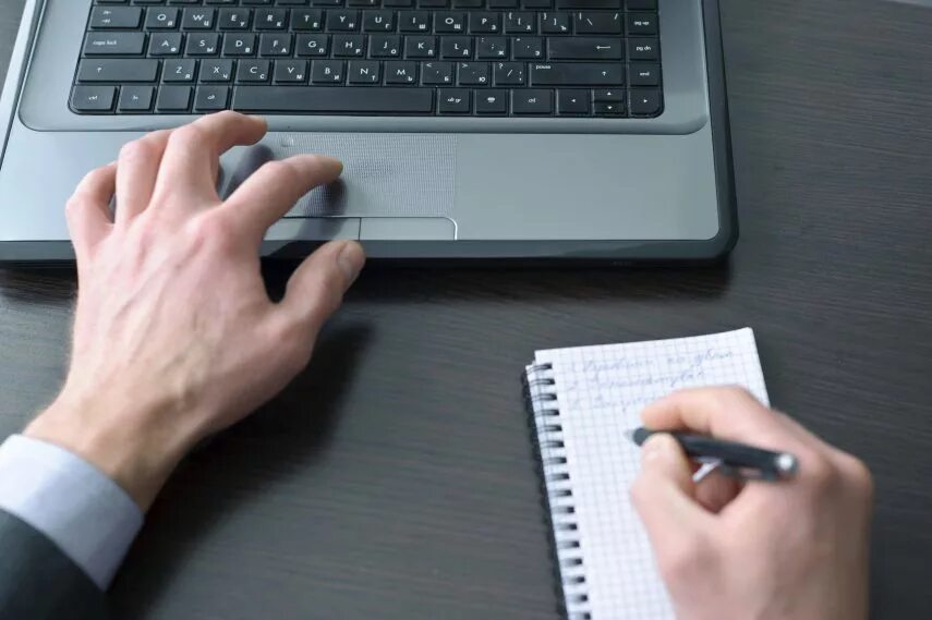 Finger work. Палец универсальный. Смартфон в руке. Лозунги для привлечения клиентов. Finger work.