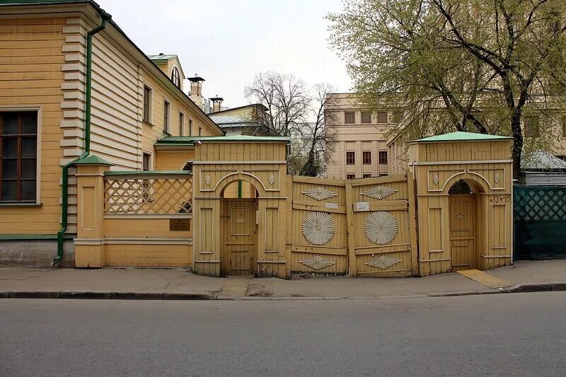 Арбатский двор. Дворы арбата. дом волконских на волхонке. арбатский дворик. московский дворик на арбате.