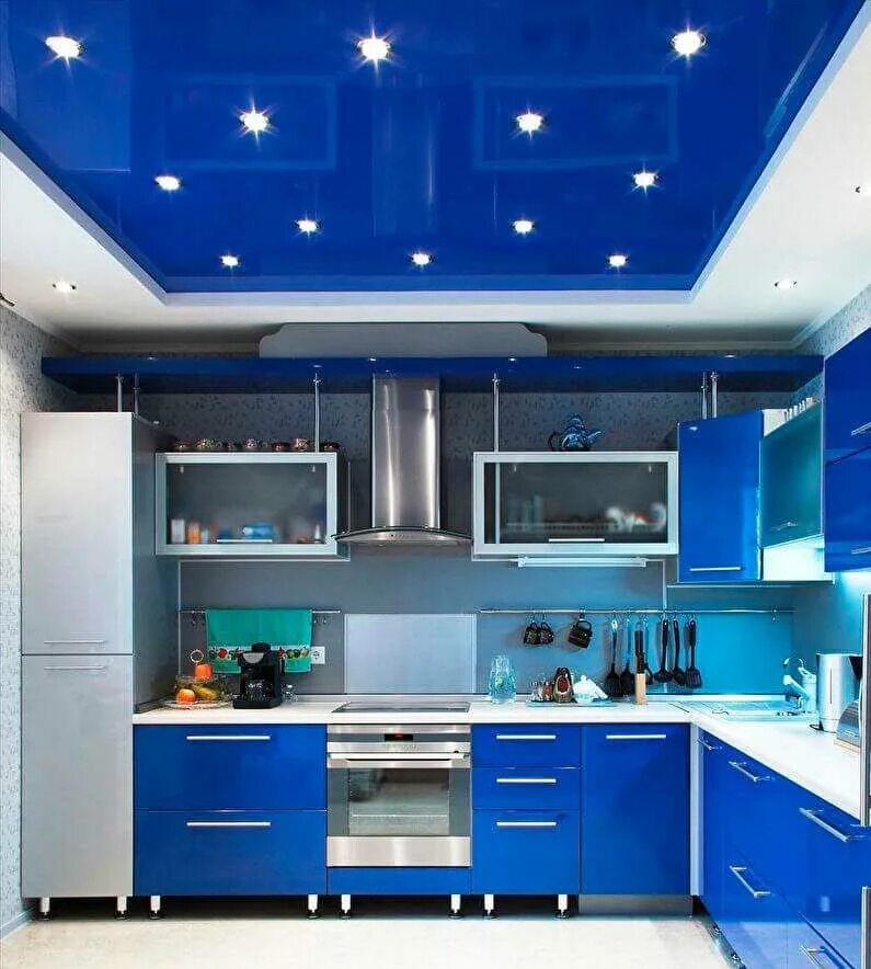 Натяжной потолок на кухне. Кухня в потолок. Кухня в синем цвете. Натяжные потолки наткухне. Потолок кухня видео