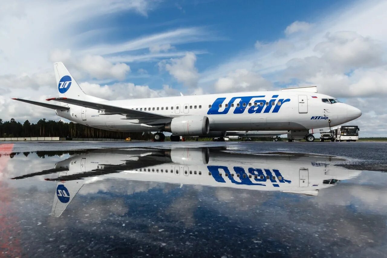 Utair бронирование. Авиакомпания ютэйр. utair самолеты. ютэйр картинки. самолёт ютэйр фото.