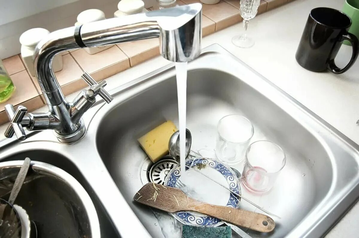 Раковина кран вода. Смеситель на мойку грязной посуды кухни. Мытье посуды под краном. Кран с водой. Во время мытья посуды