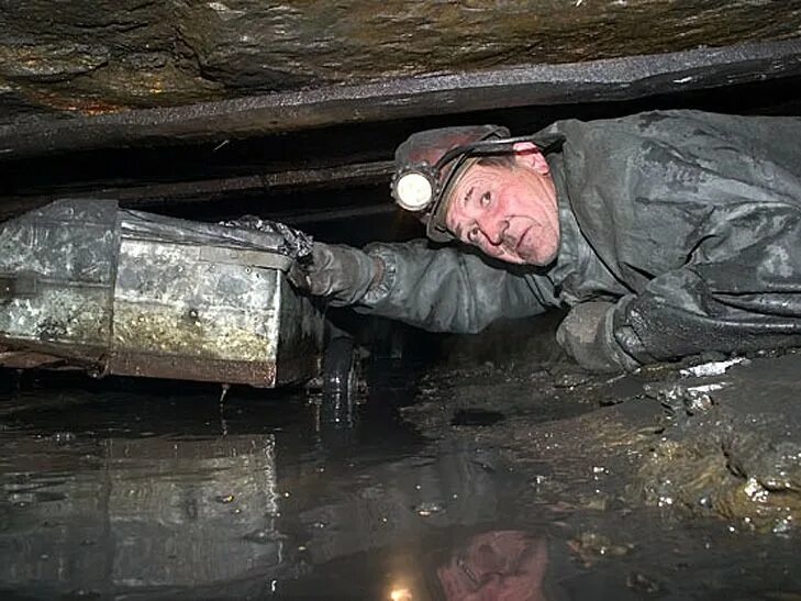 Копанка добыча угля. Шахтёры в забое Шахты. Уголь в шахте. Забой в шахте. Как там шахтеры