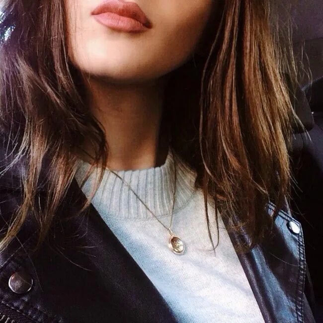 Красивая женщина без лица. Пол лица девушки. красивые девушки без лица. красивые девушки пол лица. девушек волосы каштановый лицо.