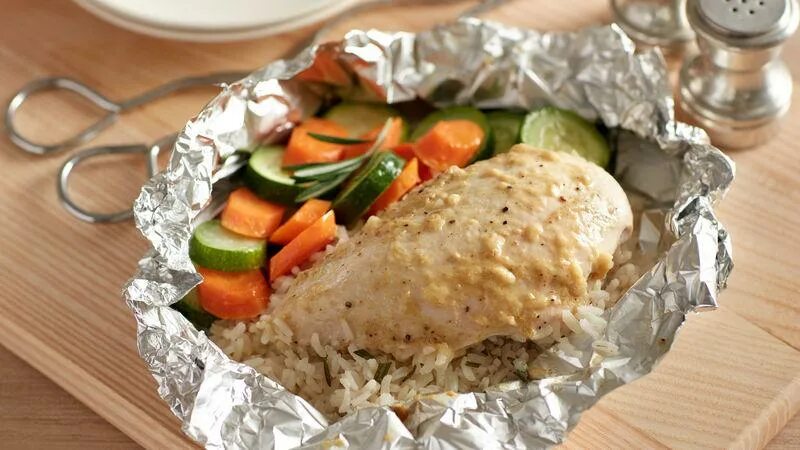 Запечь куриную грудку в духовке в рукаве. Рис с курицей в фольге. фольге запекать грудку с овощами. курица с овощами в фольге. курица с овощами в фольге в духовке.