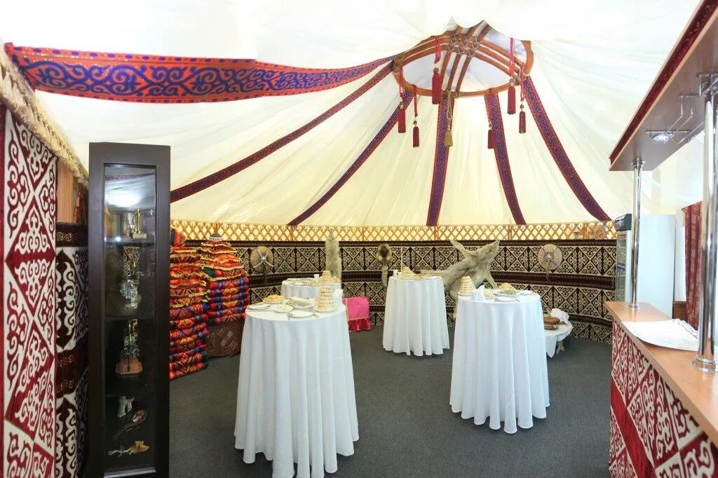 Казахское оформление. Казахская юрта убранство. Казахское оформление. Пол в восточном стиле. Казахский стиль в интерьере.