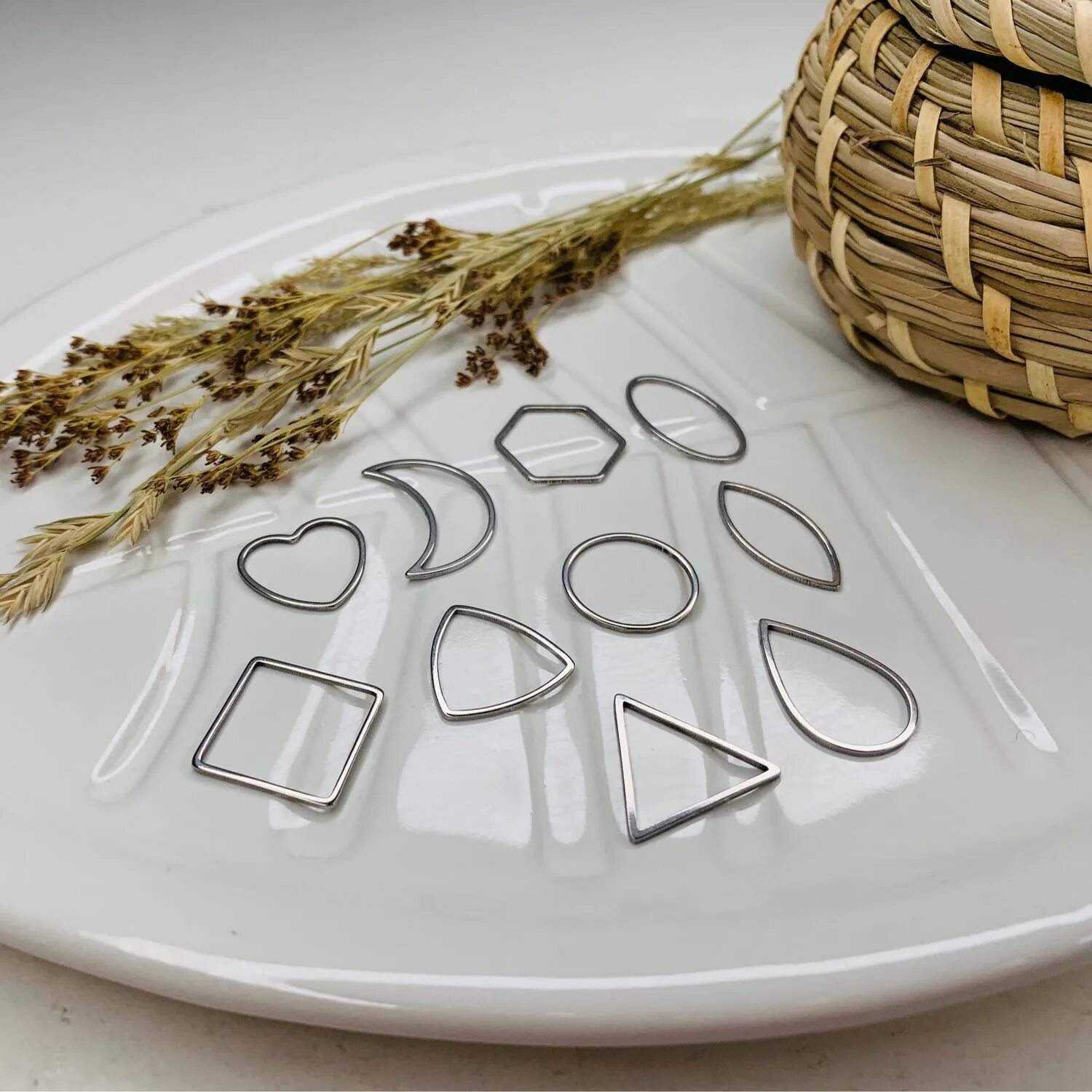 Фурнитура для украшений для эпоксидной смолы. Фурнитура для украшений из эпоксидной. Металлическая рамка с эпоксидной смолой. Фурнитура для изготовления украшений. Смола фурнитура.