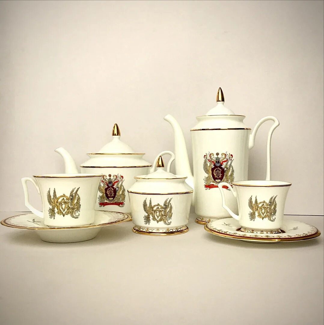 Чайный сервиз фамильный. Монограмма на посуде. Сервиз с гербом. Фамильные ценности сервиз. Посуда.