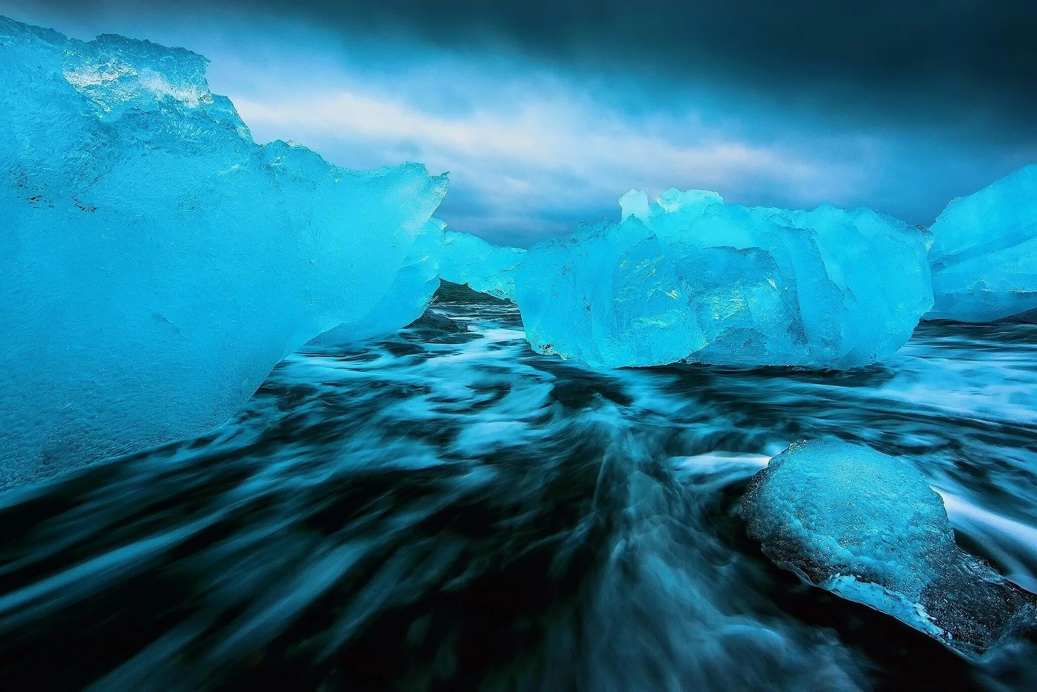 Sea ice. Ледовитый океан айсберг. Северный ледовитый океан и антарктида. Море покрытое льдом. Море уэдделла ледник.