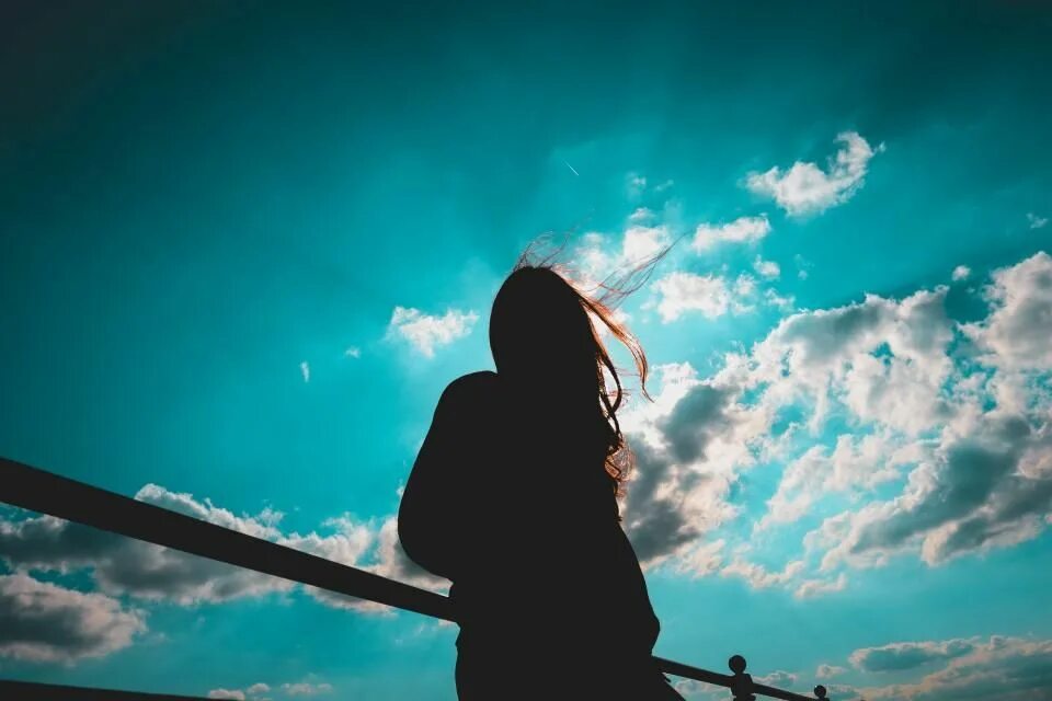 Девушка на пристани. Это одиночество. Грустные авы. Картинки на аву для девушек. Alone lady.