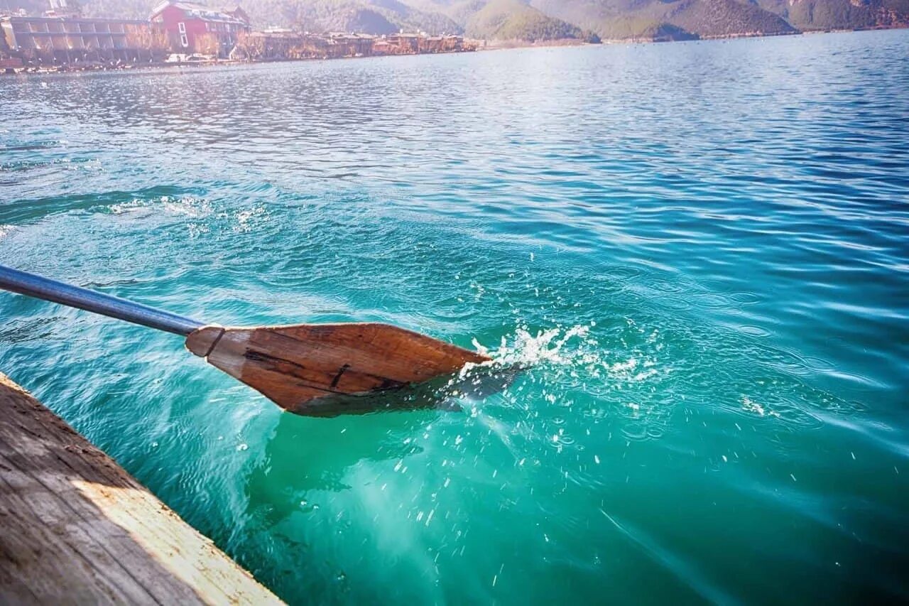 Весло в воде. Лодка на воде. Лодка на веслах в море. Лодка с веслами.